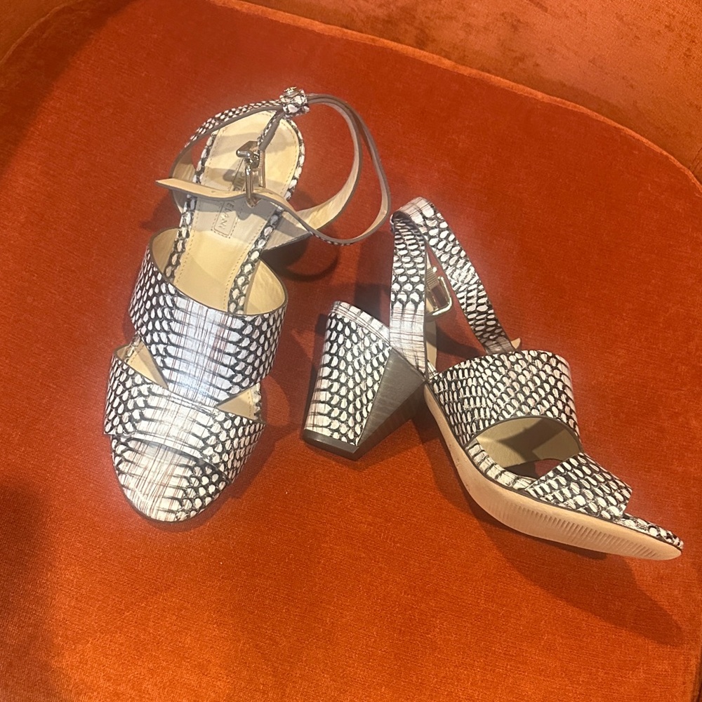 🌻🌻NEW Antonio Melani Women's heels 7